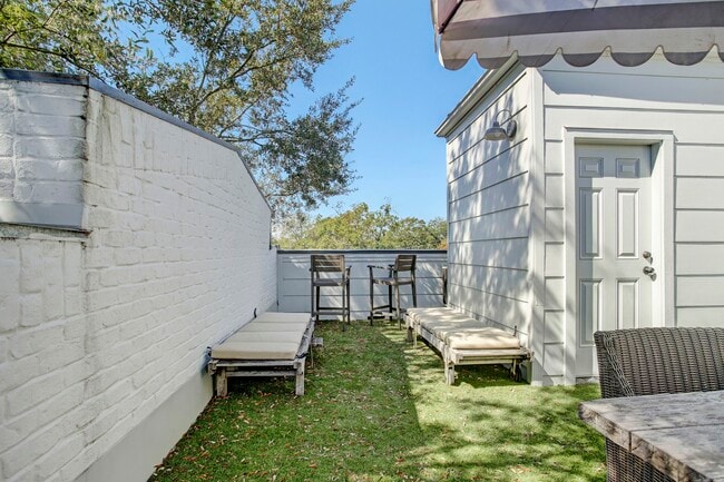 Building Photo - 513 E 11th St