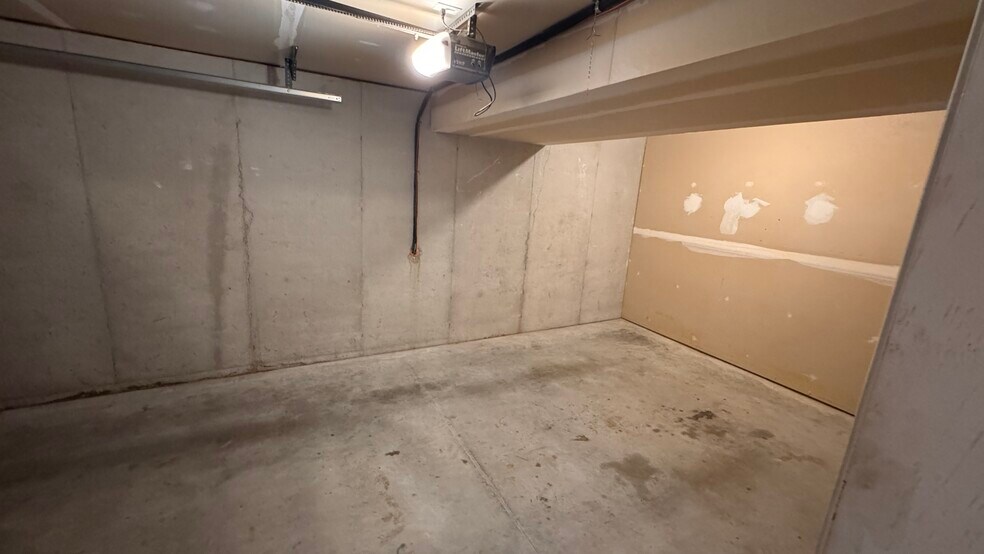 Building Photo - 250 Limestone Dr