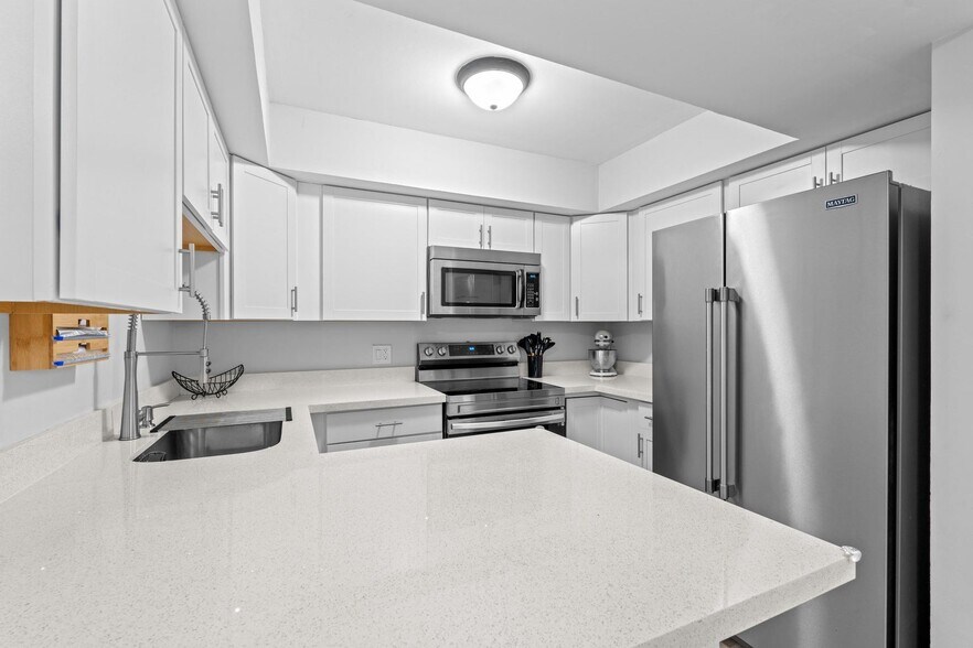 Building Photo - 3715 Village Dr