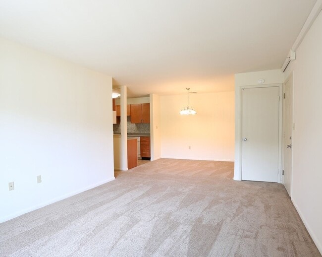 Building Photo - One Bedroom Classic Style Apartment on the...