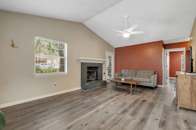 Building Photo - 1552 Cinnamon Bear Cir