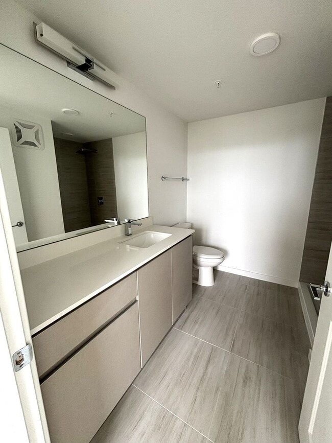 Building Photo - Modern 2 Bedroom + Den Condo Near The Mall at Millenia