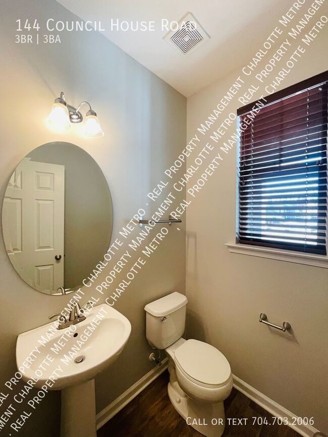 Building Photo - Beautiful Townhome in Catawba Village
