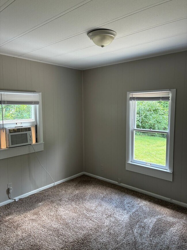 Building Photo - 1003 N Woodburn Ave