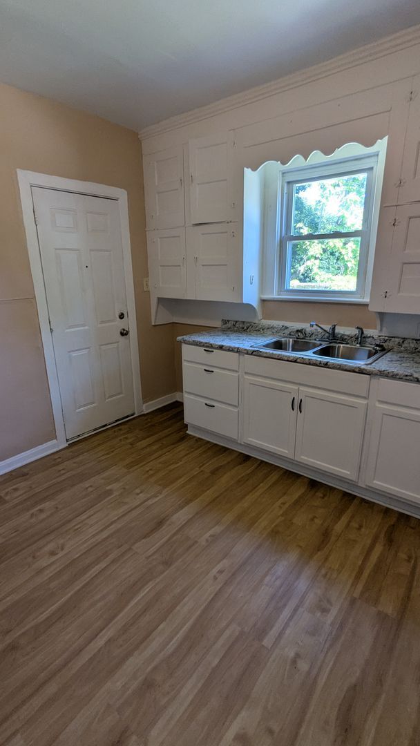 Building Photo - Spacious 4-bedroom, 1.5-bath home in Akron