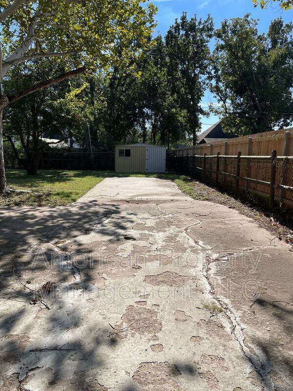 Building Photo - 5102 E 33rd St