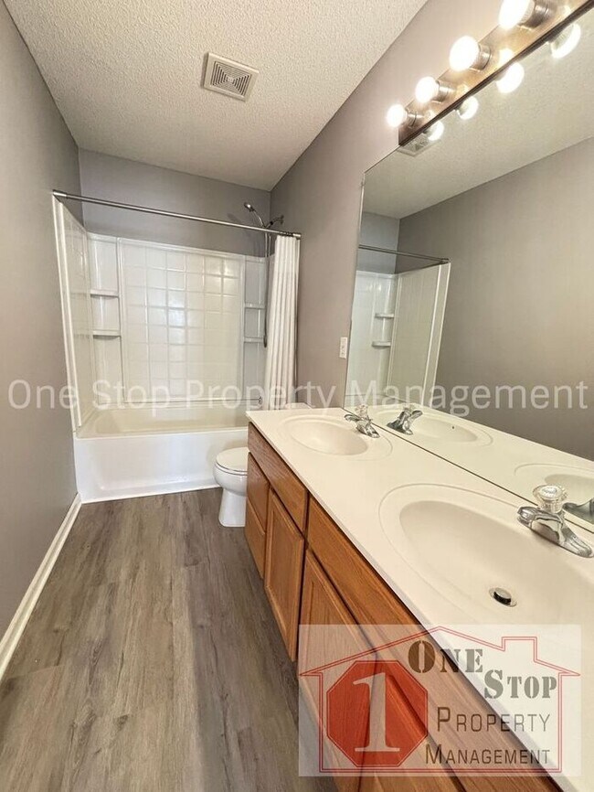 Building Photo - Luxury 5 bedroom, 4 bathroom Home Availabl...