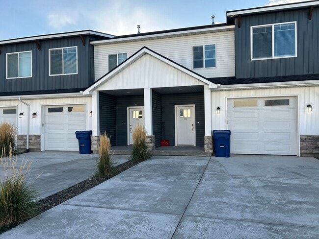 Building Photo - Old Farm Townhomes