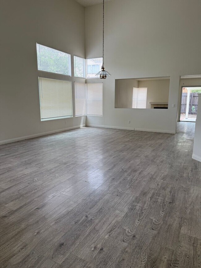 Building Photo - 23797 Lone Pine Dr