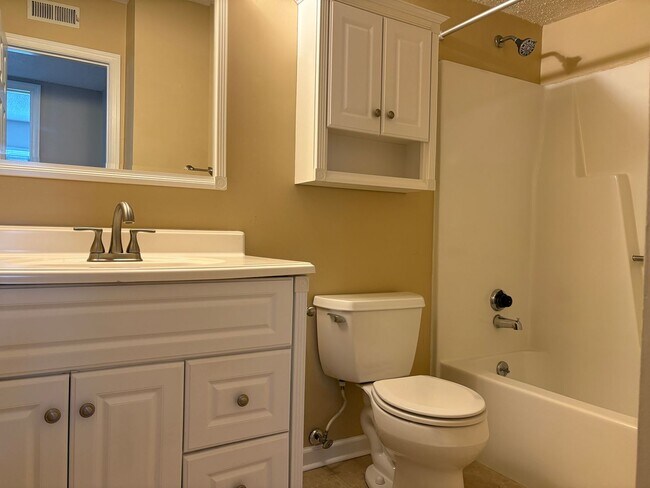 Building Photo - 2 Bedroom,1 Bathroom Condo in Greensboro!