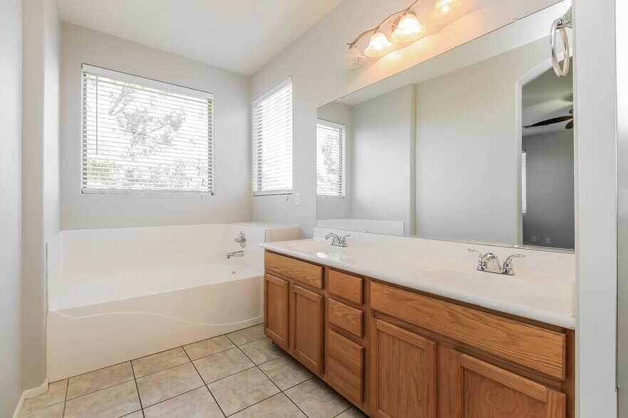 Building Photo - 3070 S Southwind Dr