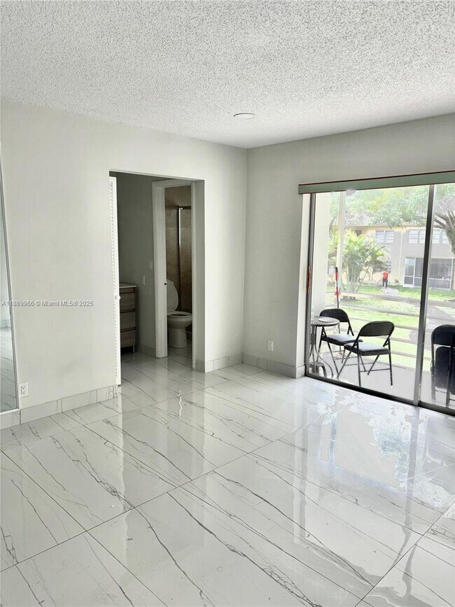 Building Photo - 5140 SW 40th Ave