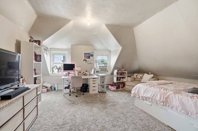 Building Photo - 6 bed/2 bath on Rohs St., Mins. from UC for Only $650/pp ($3900/mo)!