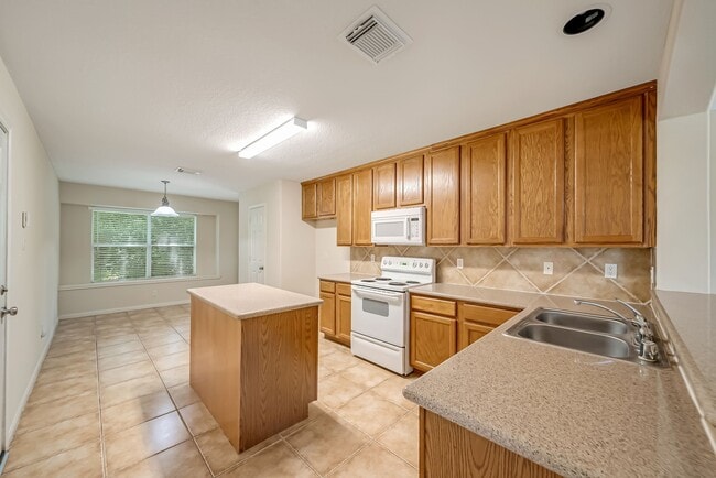 Building Photo - 12810 Lakeshore Dr