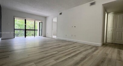 Building Photo - 8885 Fontainebleau Blvd