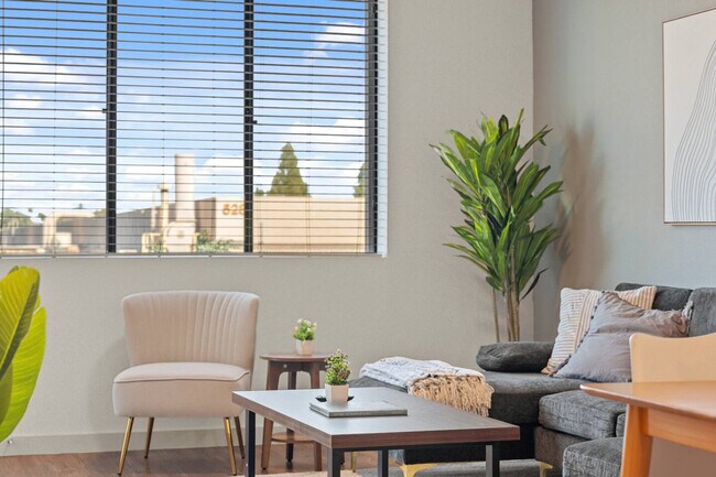 Building Photo - 711 W Broadway Rd