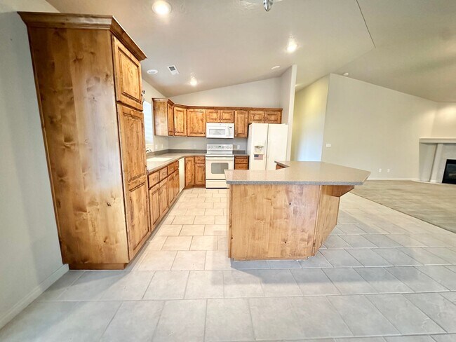 Building Photo - 3 Bedroom Home + an office on Southgate Golf Course.