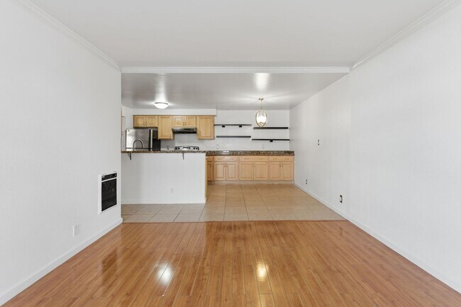 Building Photo - 1 Bed • 1 Bath Apartment with Balcony & Parking – Prime Oakland Location