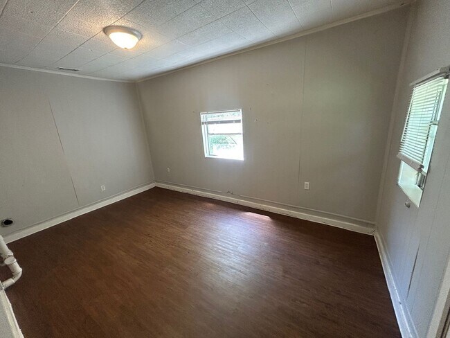 Building Photo - Inviting 2 Bedroom Home