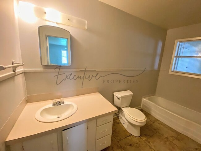 Building Photo - Affordable 2-Bedroom Home in Central Lake ...