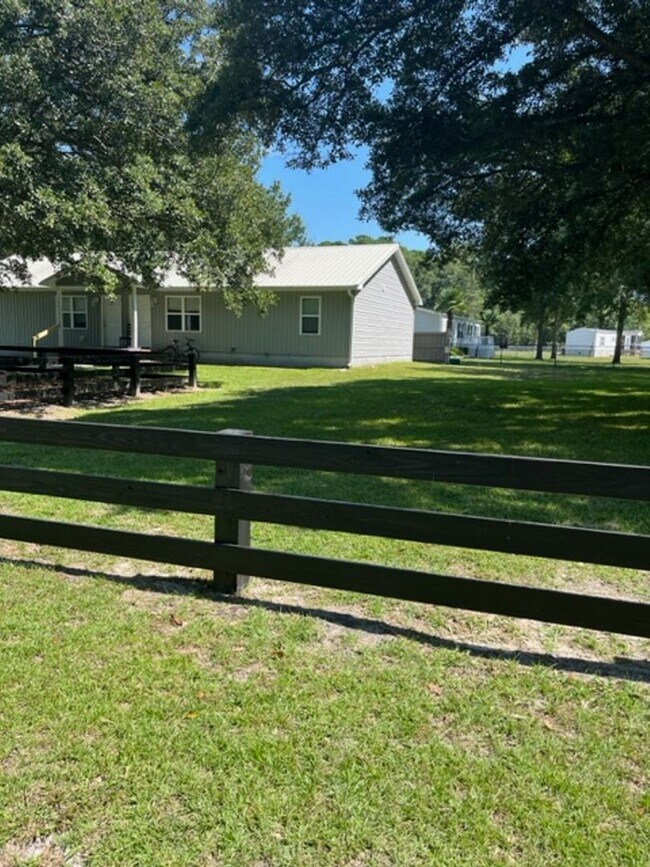 Building Photo - 2 Bedroom 2 Bath Duplex on Quiet Street in...