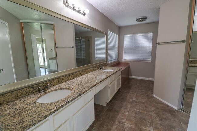 Building Photo - 1546 Ridgebriar Dr