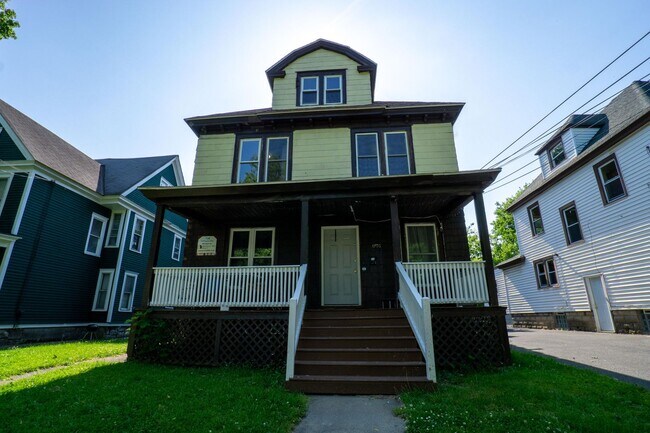 Building Photo - Newly renovated 3 bedroom apartment close ...