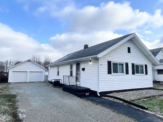 Building Photo - 3 Bedroom HUGE, 4-car garage/workshop combo (has electricity)