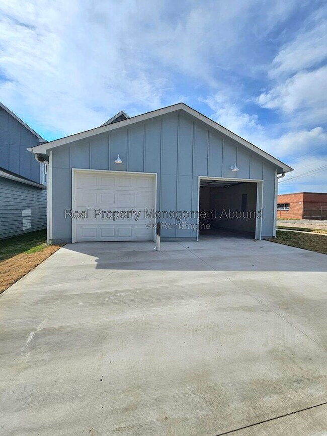 Building Photo - 730 S Weenonah Ave