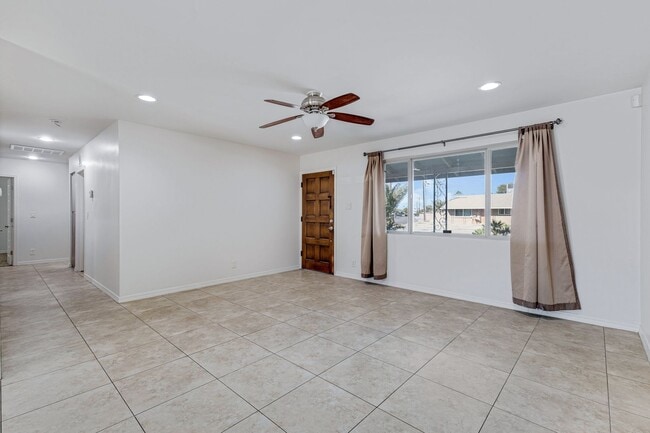 Building Photo - Spacious & Stylish 4/2 – Just  2 Miles fro...