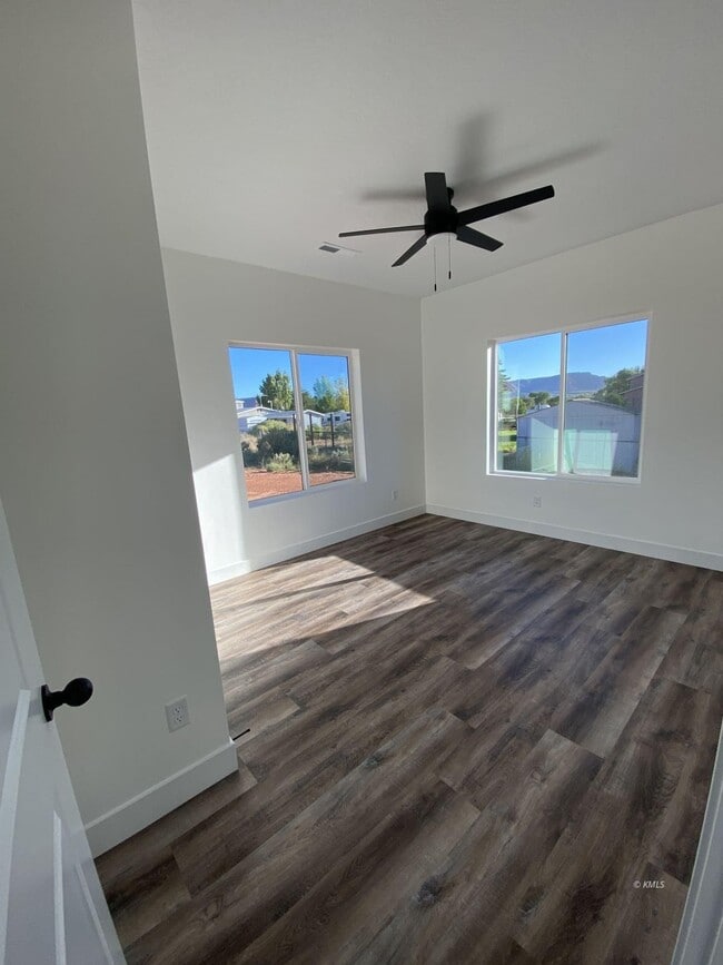 Building Photo - 742 W Vance Dr