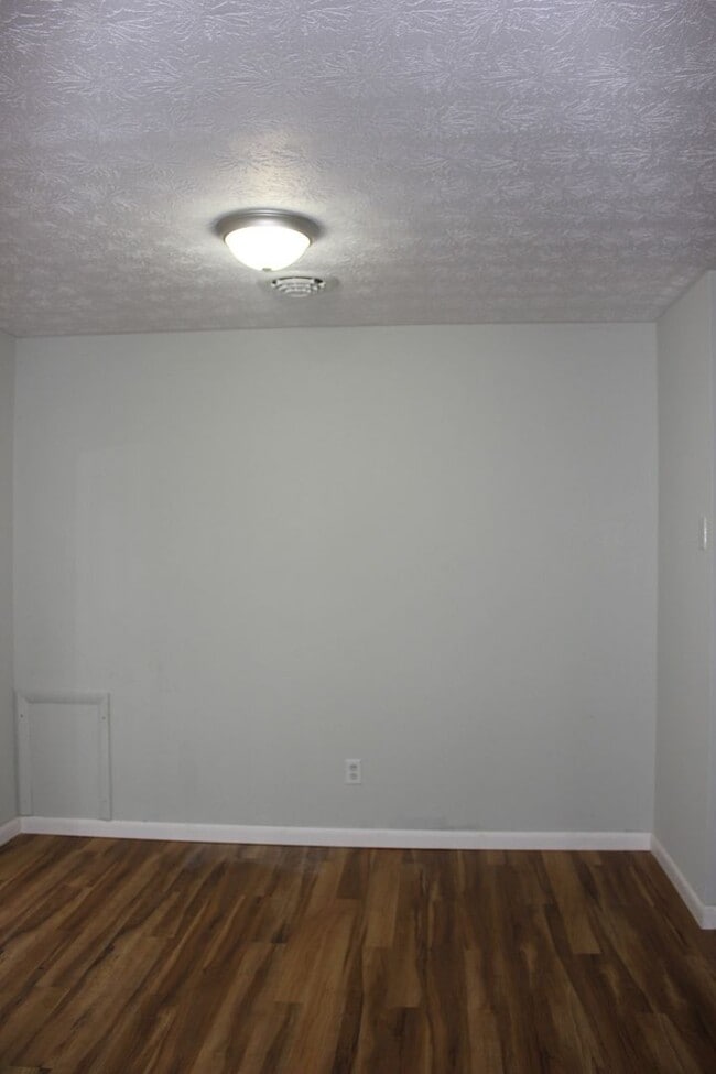 Building Photo - Newly Renovated Apartment for Rent