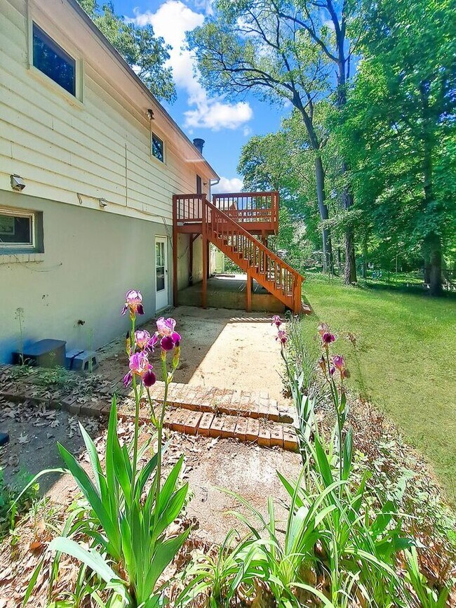 Building Photo - Coming Soon! Attractive Mid Century Modern...