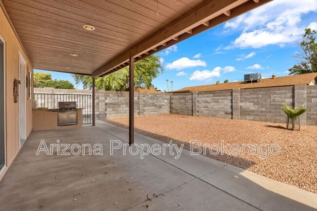 Building Photo - 5610 W Grovers Ave
