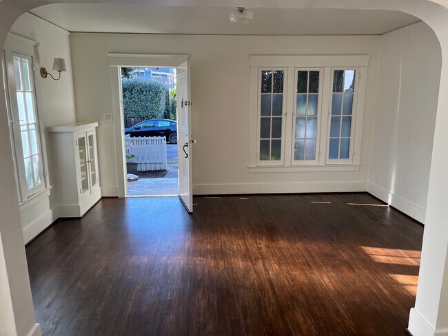Living Room - 810 Crestmoore Pl