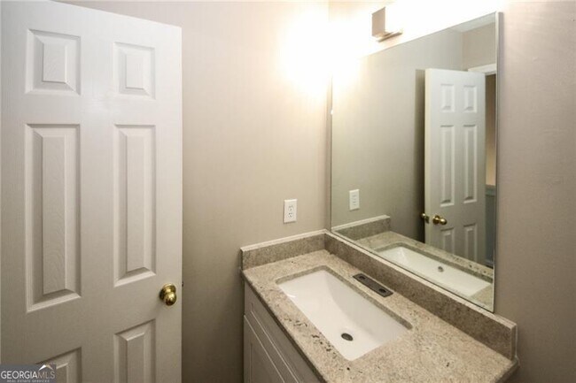 Building Photo - 121 Stoneforest Dr