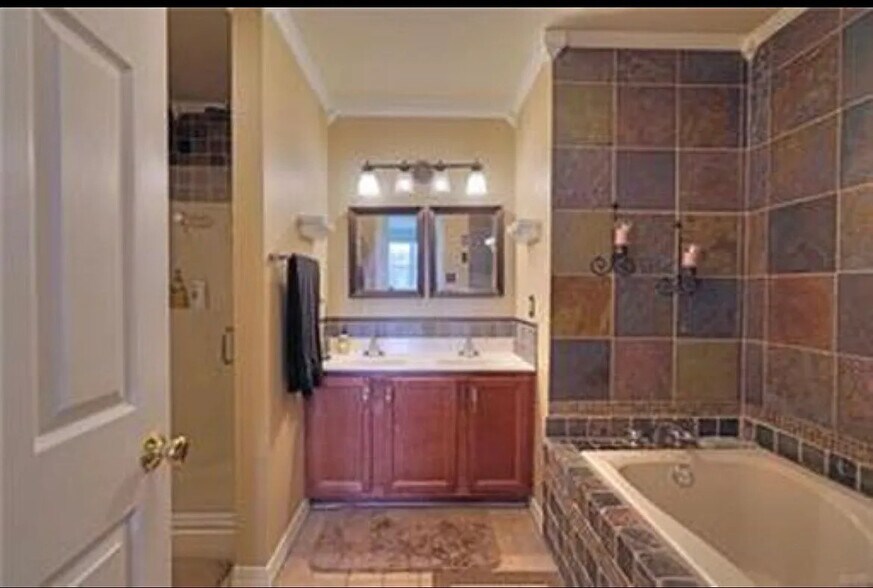 Building Photo - 1020 Vanguard Dr