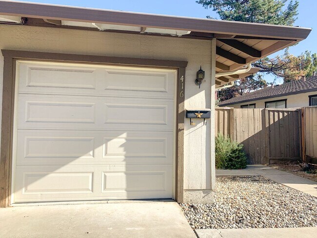 Building Photo - Comfortable Single-Level Living in a Prime Los Gatos Location