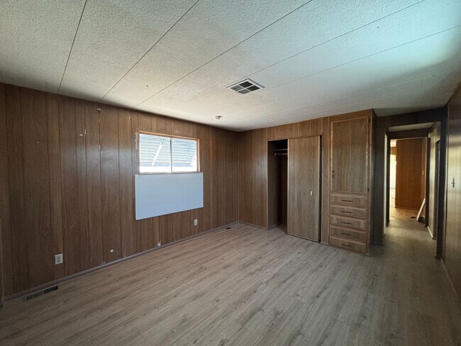 Building Photo - 384 Moser Ave