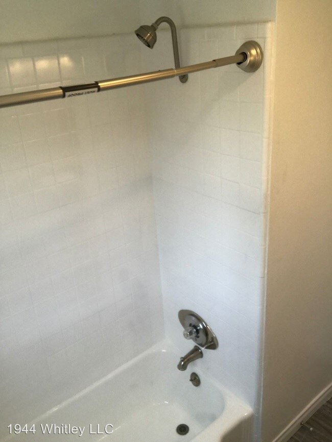 Building Photo - 970 N Serrano Ave