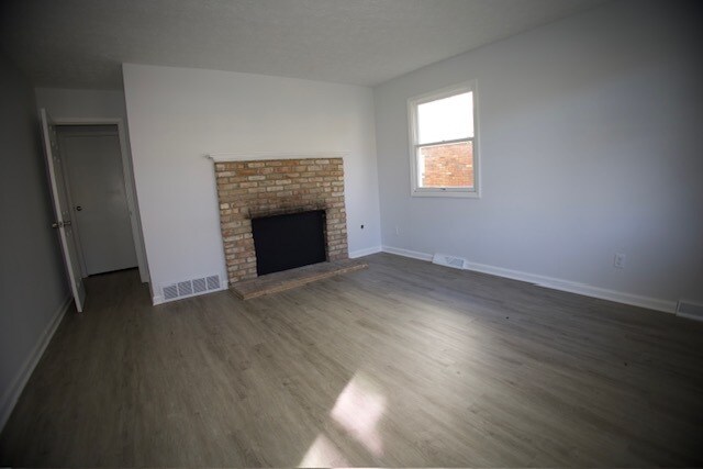 Building Photo - Stunning Fully Renovated 2-Bedroom, full b...