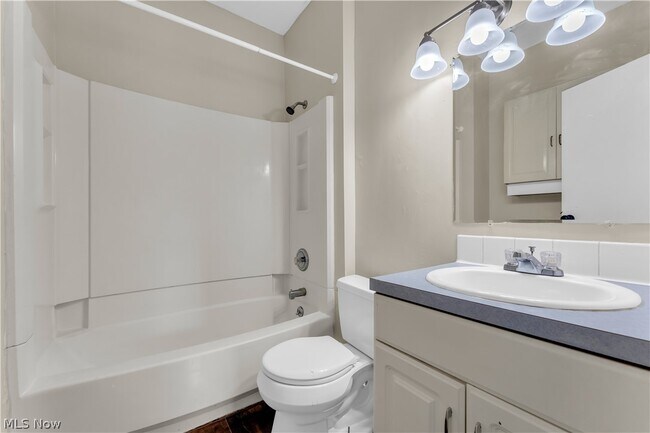 Building Photo - 8517 Rosewood Ave