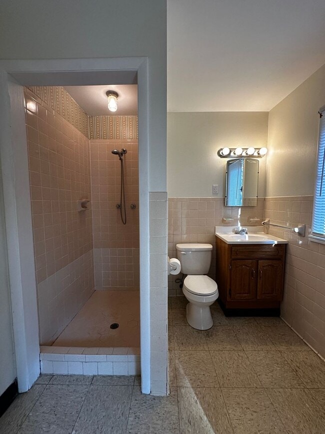 Building Photo - Spacious 3 bedroom/ 2.5 bath home near Exi...