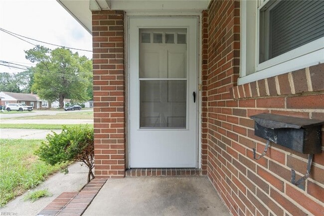 Building Photo - 344 Woodview Ave