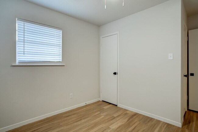Building Photo - Charming 2-bedroom full of modern updates
