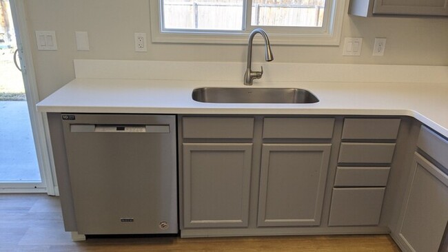 Building Photo - 4 Bed 2 Bath in Boise!