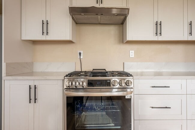 Building Photo - Fully furnished Canyon View 5 Bed Single Family