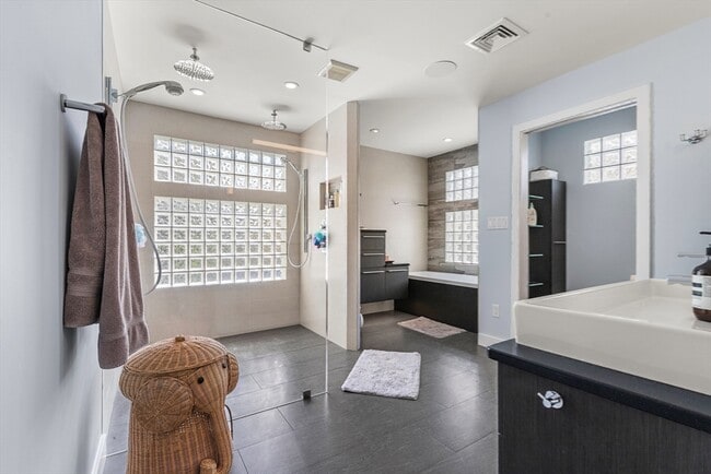 Building Photo - 37 Beverly Rd