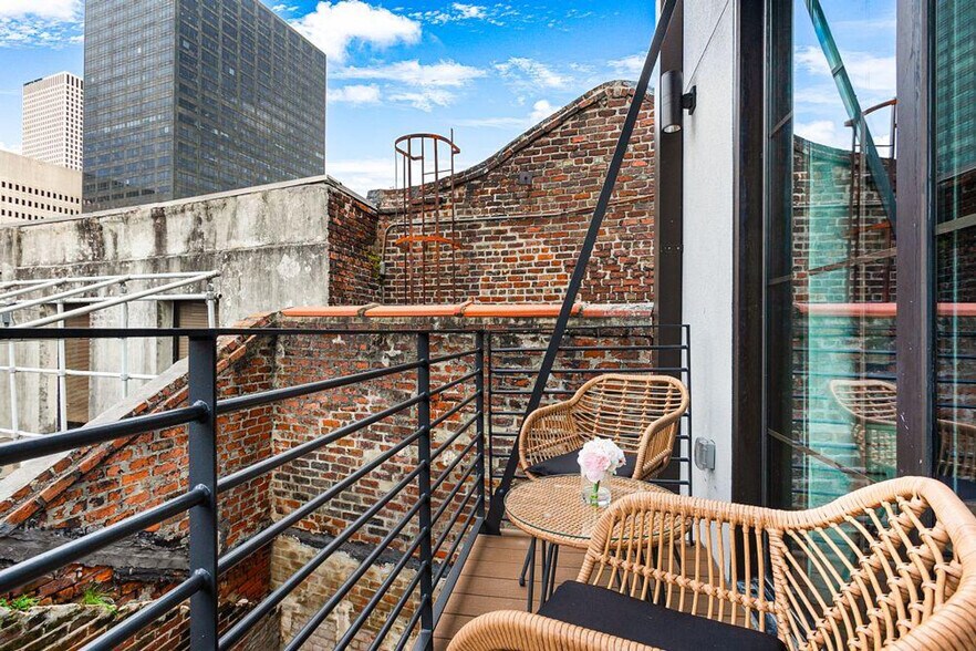 Building Photo - 611 Commerce St