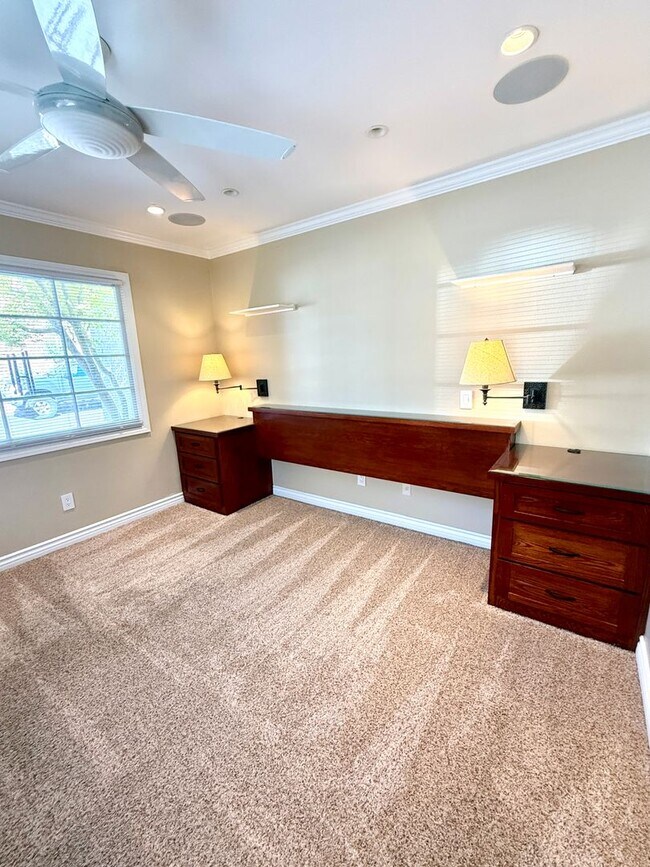 Building Photo - Coveted Highpoint Property